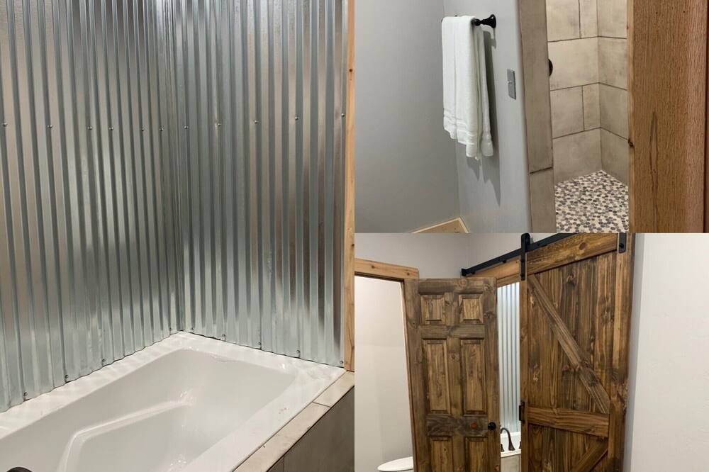 Photo of Bathroom in Island Park