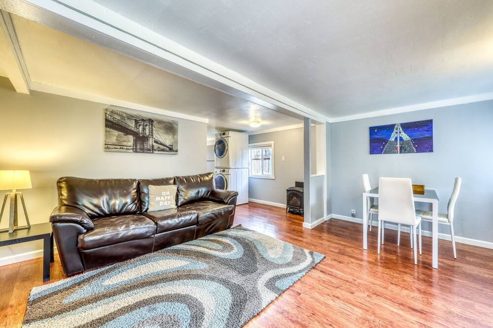 Photo of Livingroom in Depot Bench