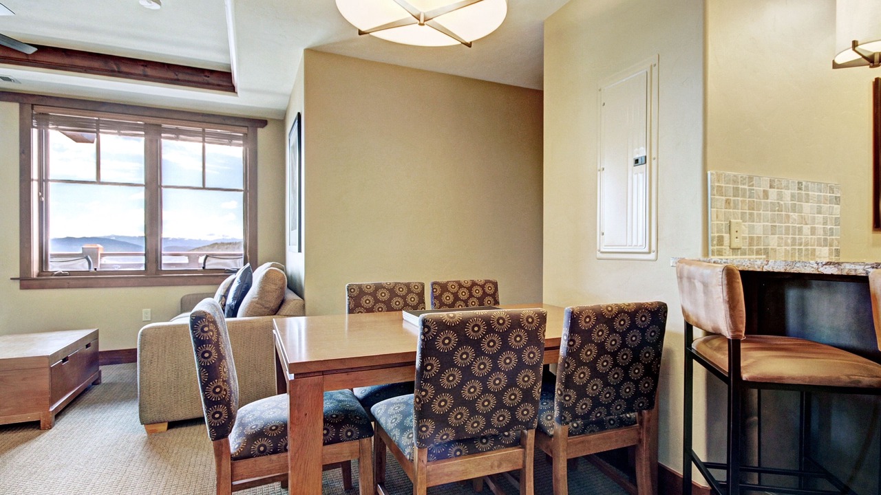Photo of Livingroom in Peak 8