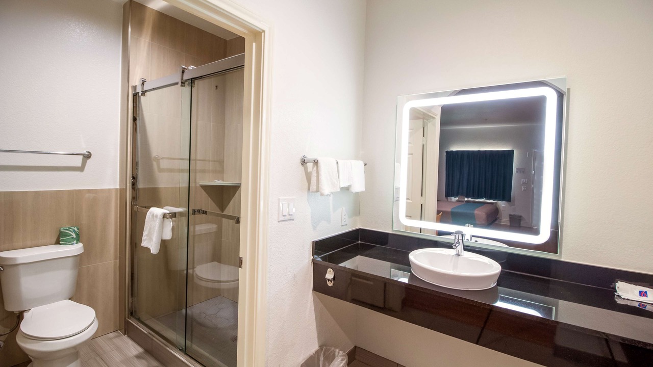 Photo of Bathroom in Greater Greenspoint