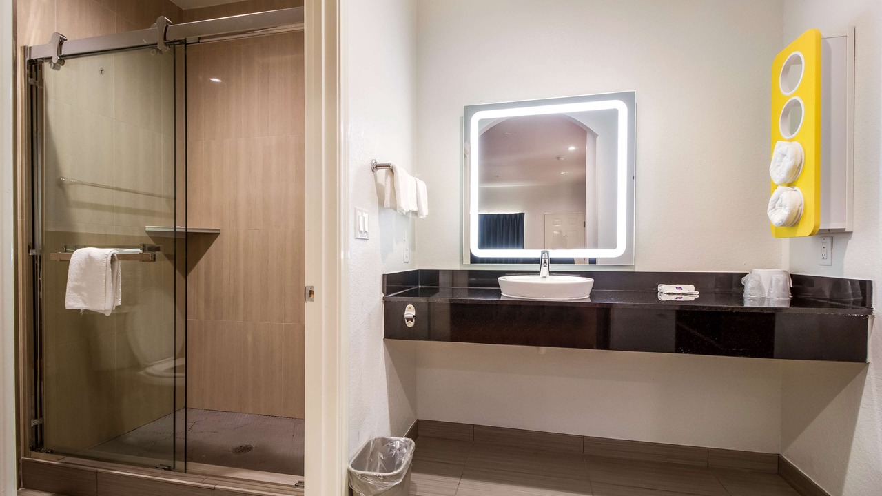 Photo of Bathroom in Greater Greenspoint