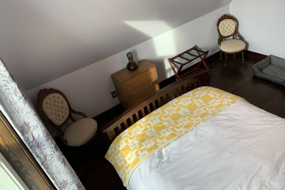 Photo of Bedroom in Saratoga