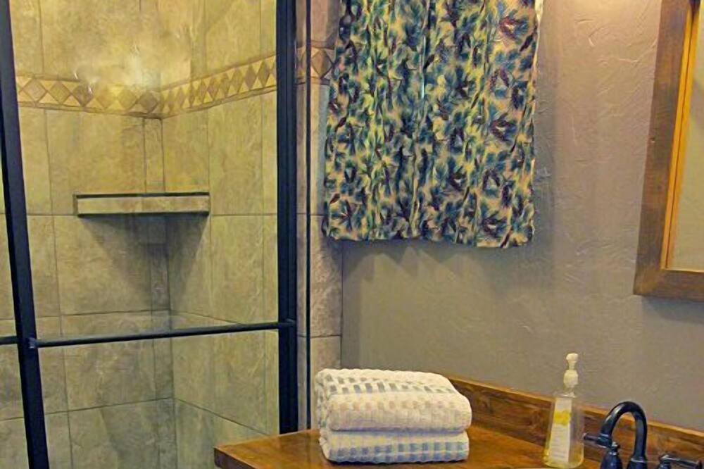 Photo of Bathroom in Island Park