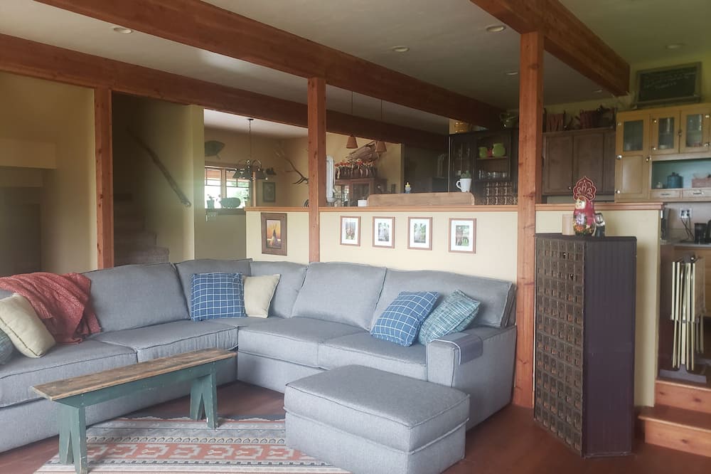 Photo of Livingroom in West Glacier