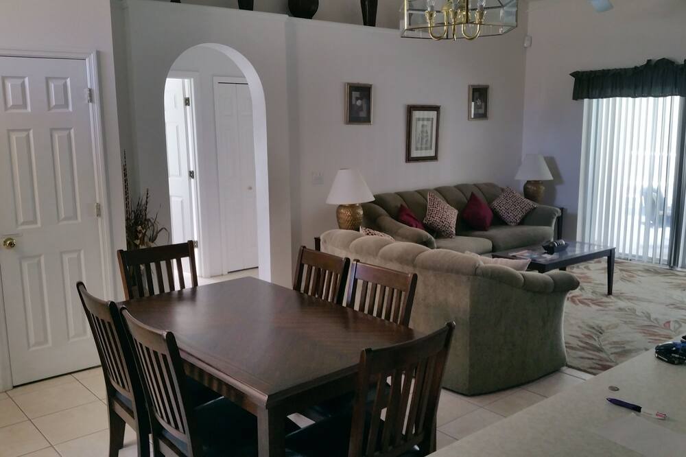 Photo of Livingroom in Bridgewater Crossing