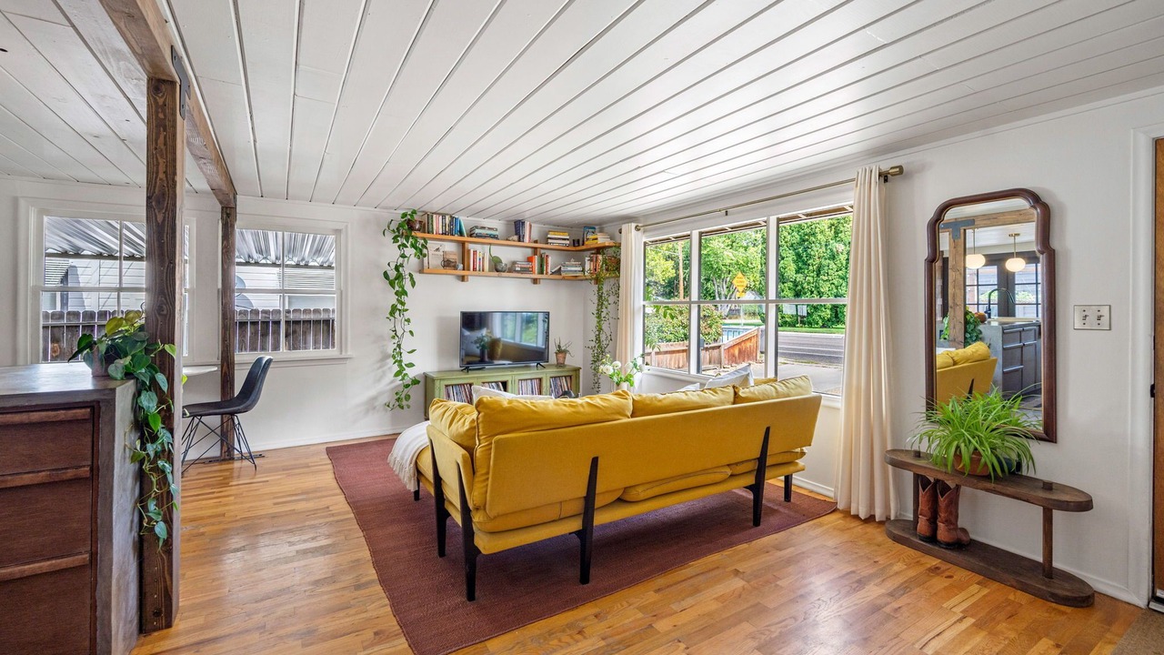 Photo of Livingroom in Depot Bench