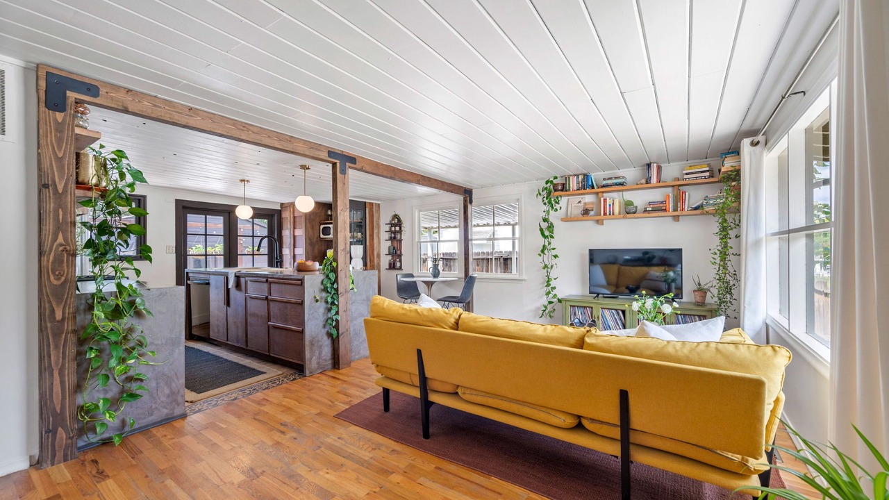 Photo of Livingroom in Depot Bench