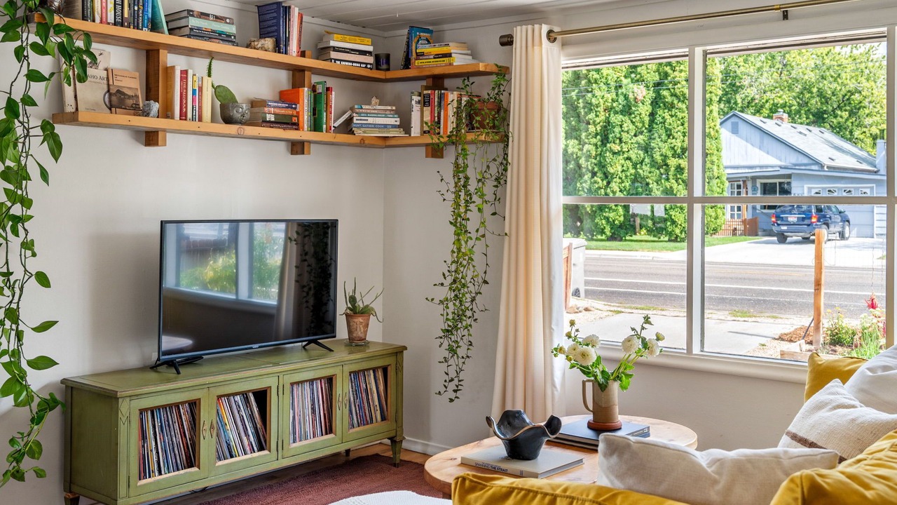 Photo of Livingroom in Depot Bench