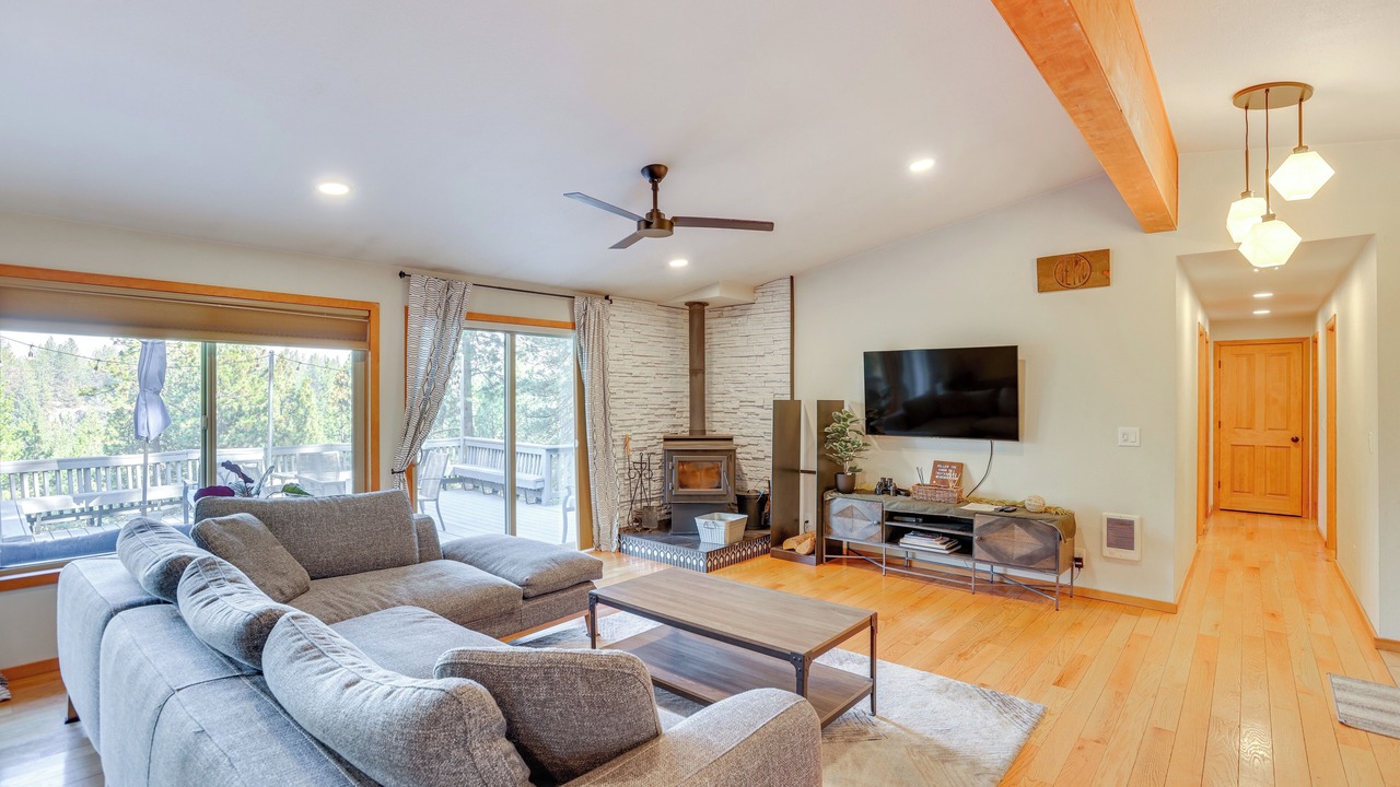 Photo of Livingroom in Deschutes River Woods