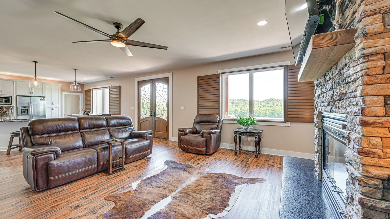 Photo of Livingroom in Falls of Rough