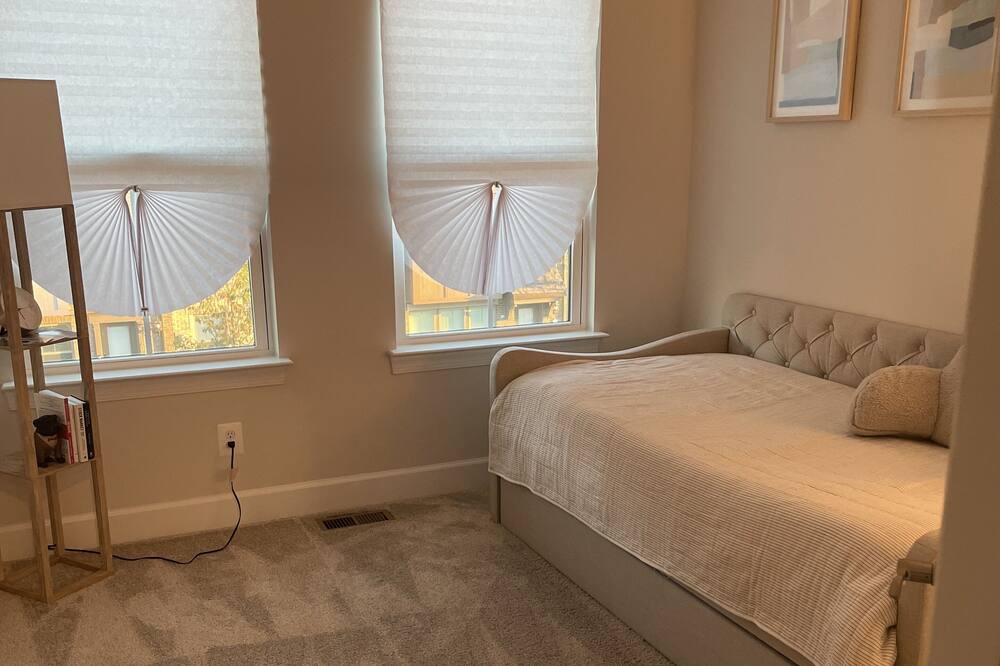 Photo of Bedroom in Lake Arbor