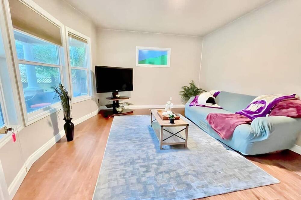 Photo of Livingroom in University District
