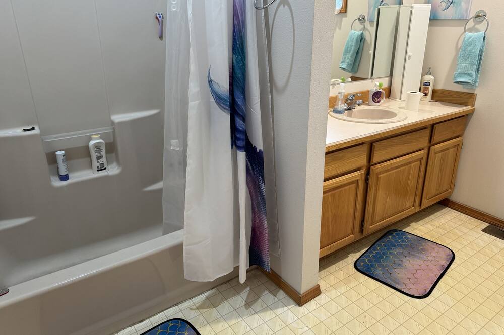 Photo of Bathroom in Laclede
