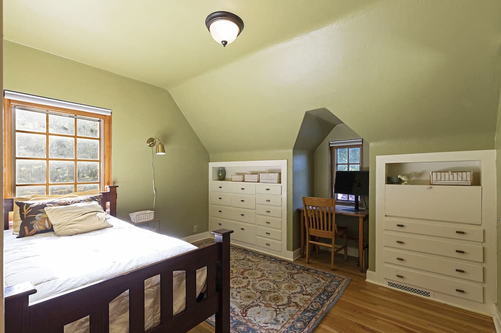 Photo of Bedroom in University District