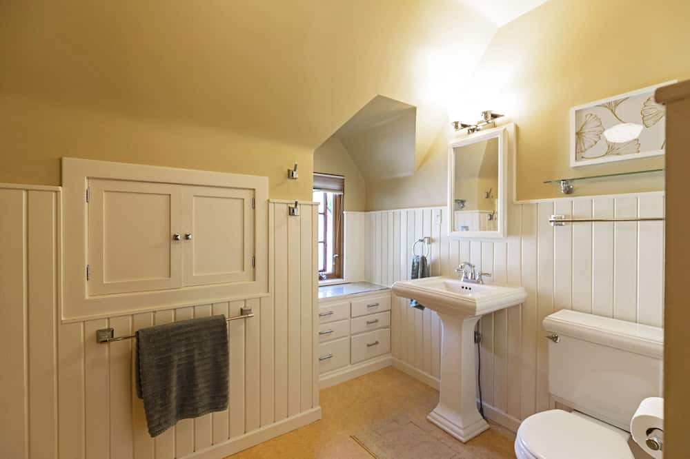 Photo of Bathroom in University District