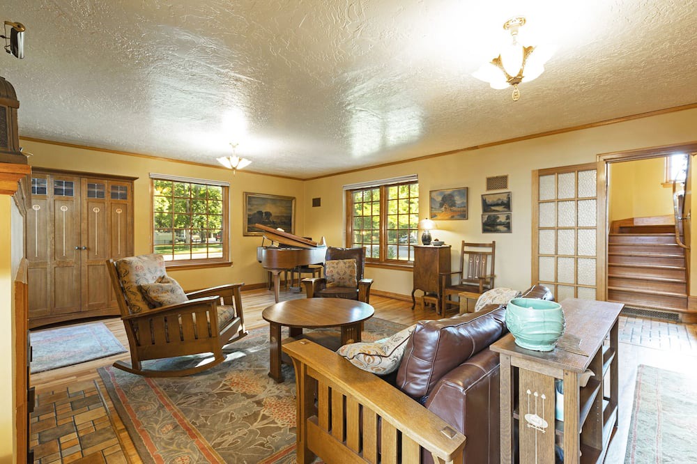 Photo of Livingroom in University District