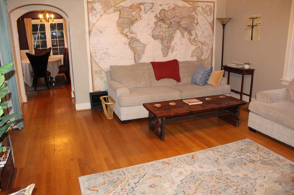 Photo of Livingroom in Mount Scott-Arleta