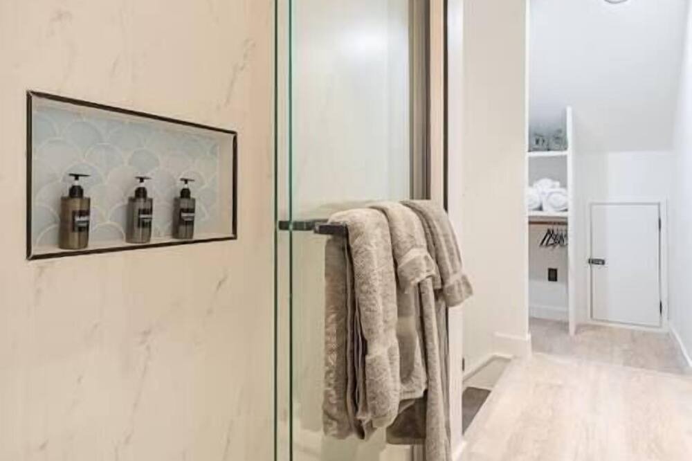 Photo of Bathroom in Mapleton/Fall Creek