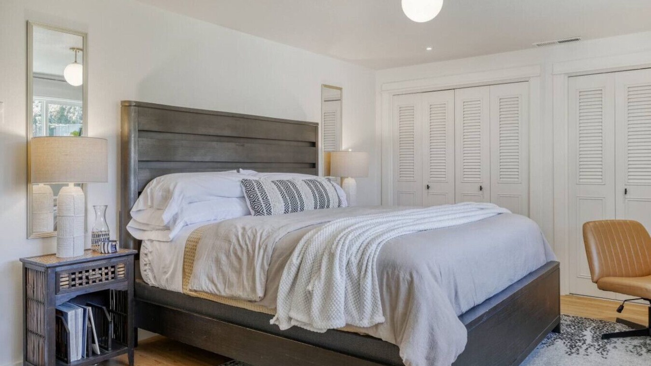 Photo of Bedroom in Amazon