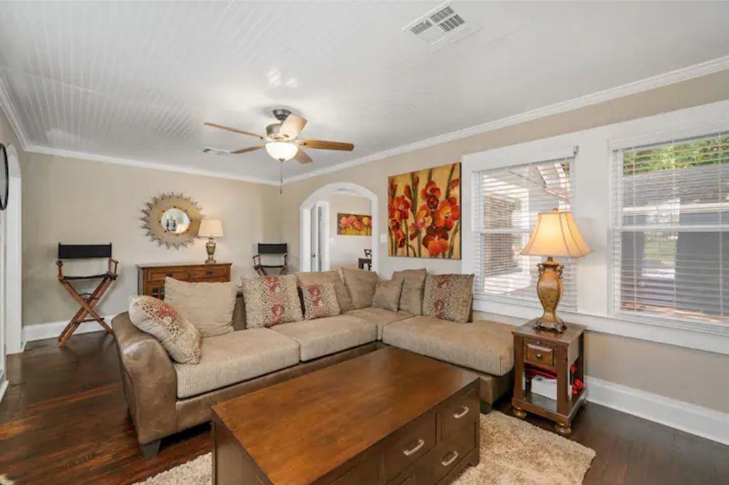 Photo of Livingroom in Van Buren