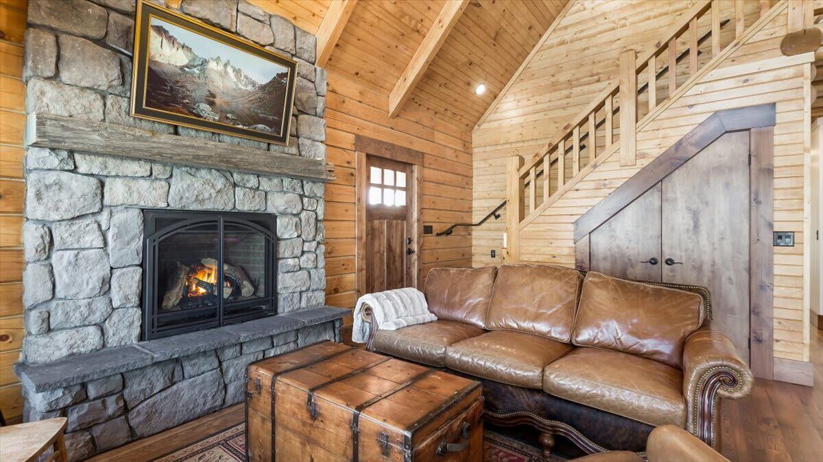 Photo of Livingroom in Leigh Creek Estates