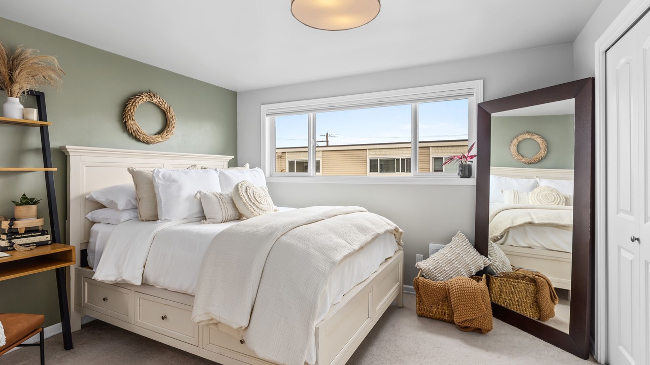 Photo of Bedroom in The Bowl of Edmonds