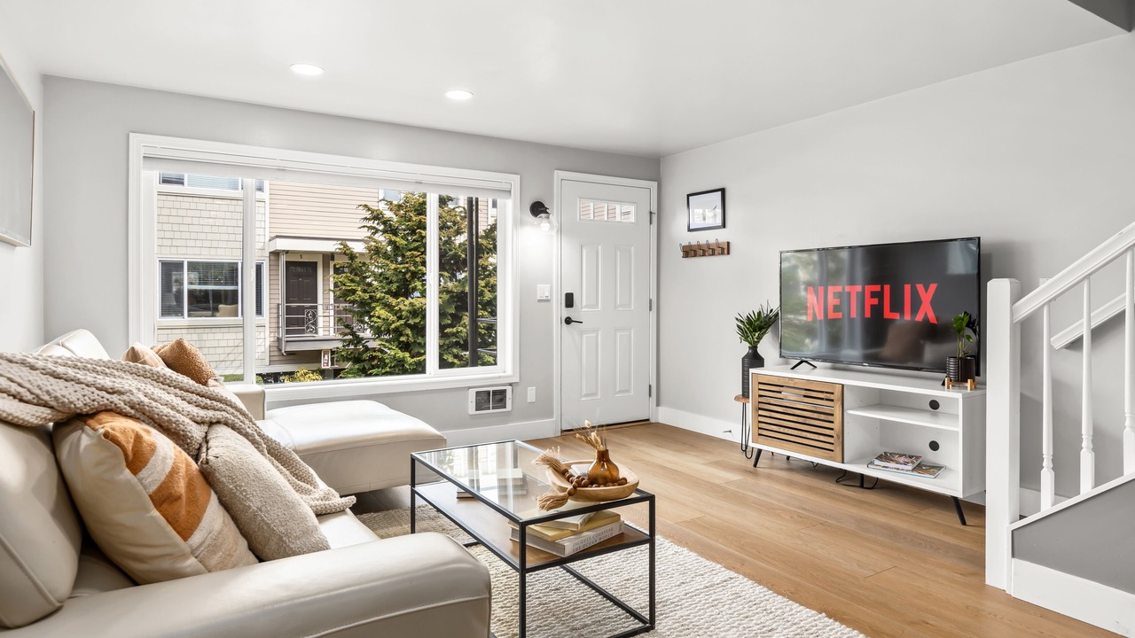 Photo of Livingroom in The Bowl of Edmonds