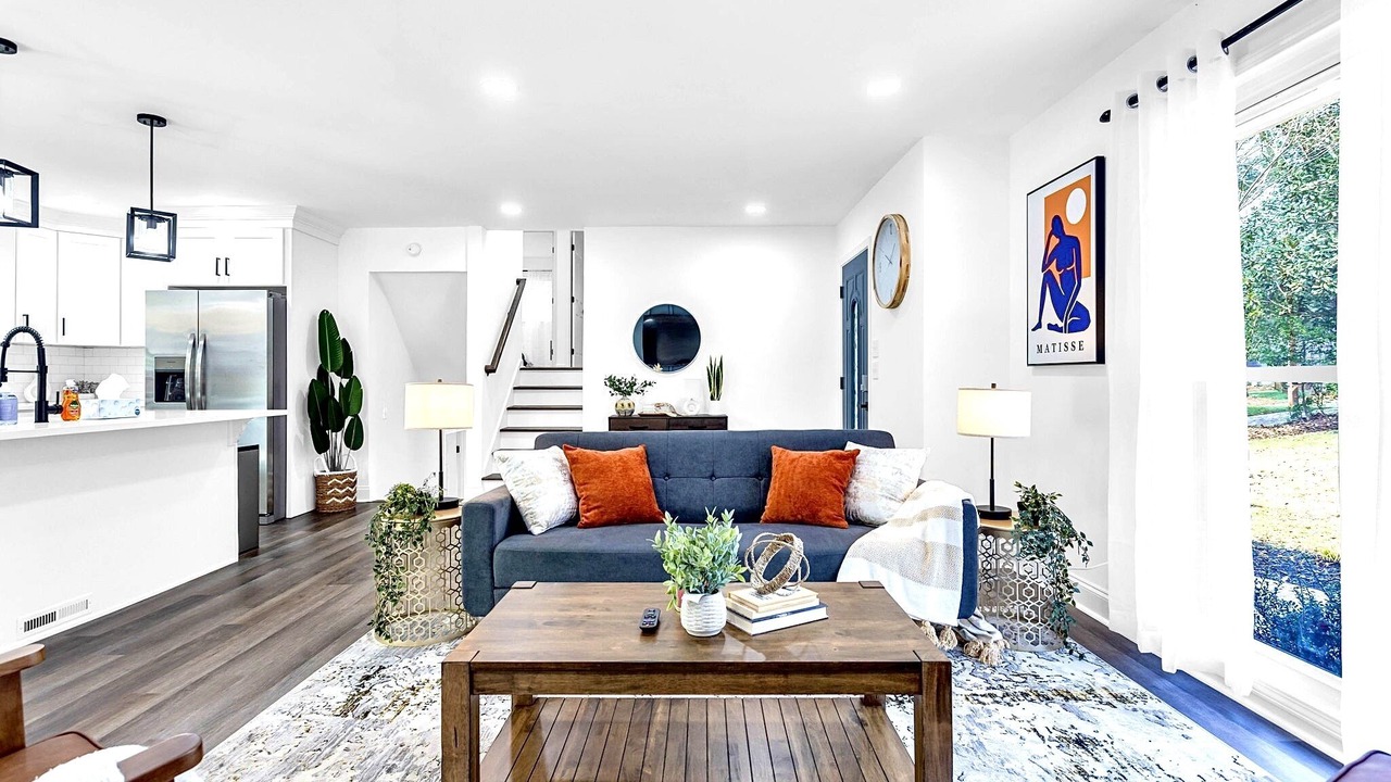 Photo of Livingroom in Candler-McAfee