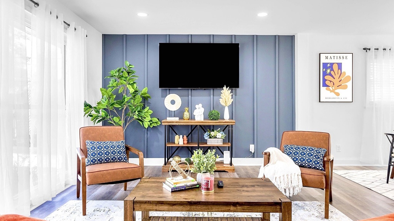 Photo of Livingroom in Candler-McAfee