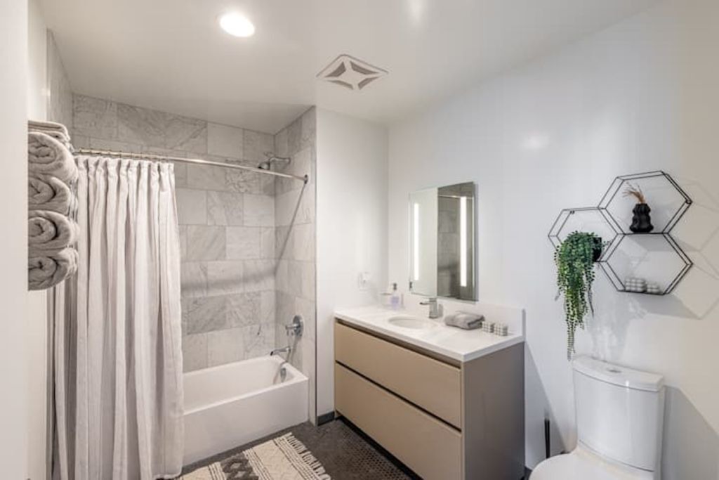 Photo of Bathroom in Pacific - Edison