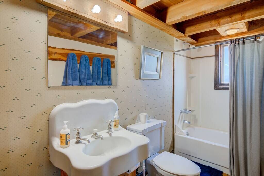 Photo of Bathroom in Shining Mountains