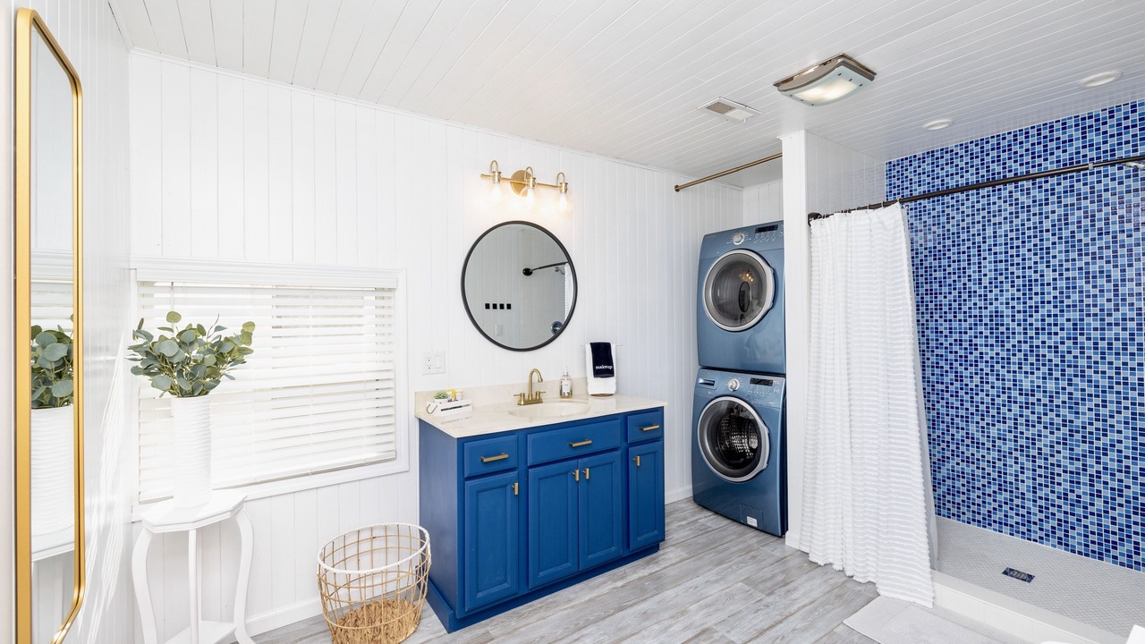 Photo of Bathroom in Lakeview