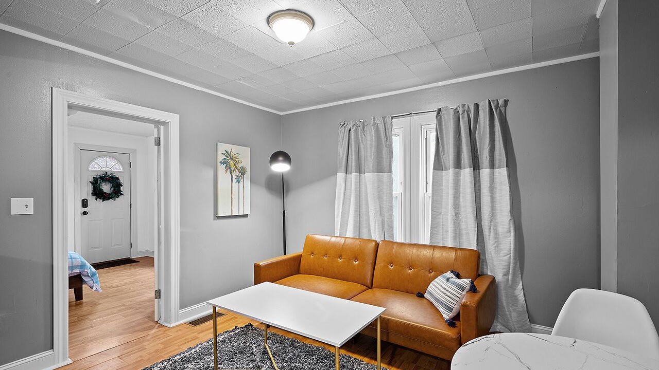 Photo of Livingroom in Detroit - Shoreway