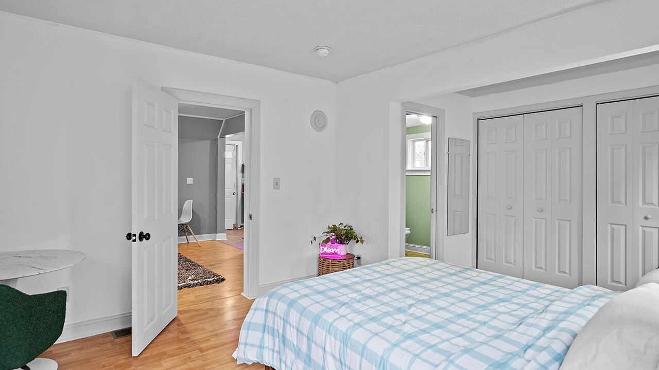 Photo of Bedroom in Detroit - Shoreway