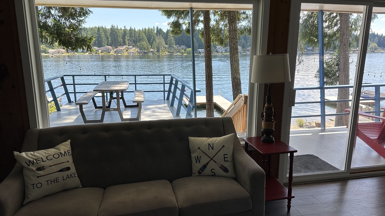 Photo of Livingroom in Grapeview