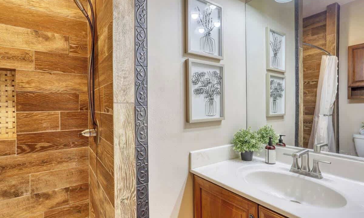 Photo of Bathroom in Colonial Pine Hills