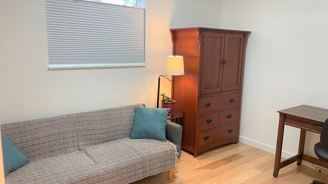 Photo of Livingroom in Depot Bench
