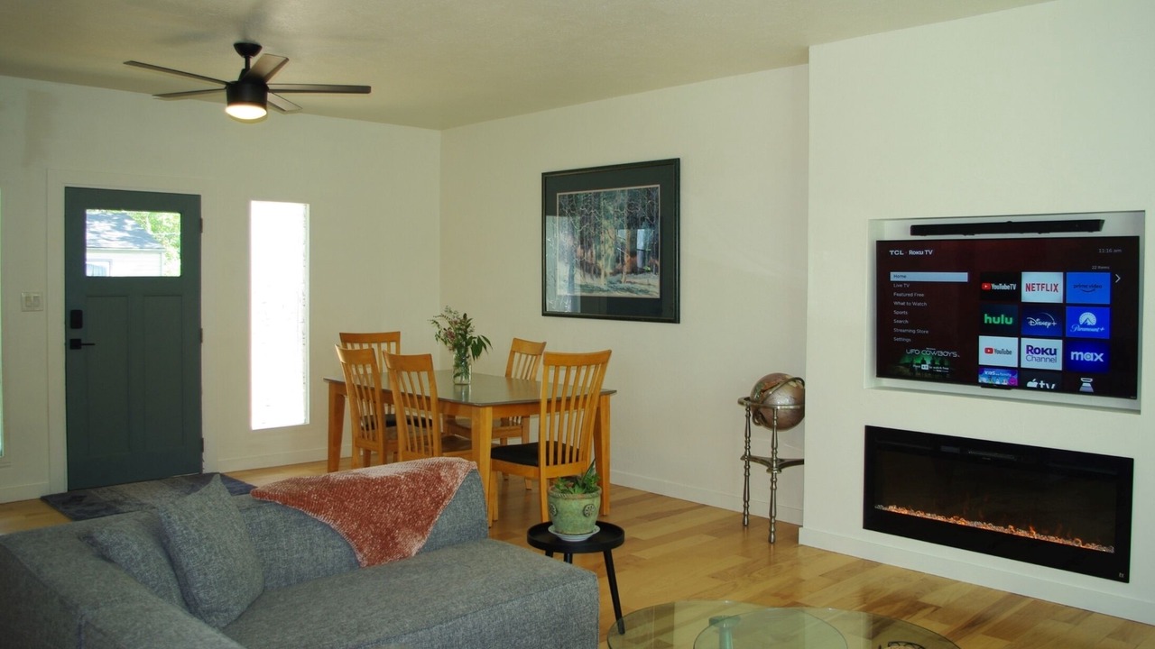 Photo of Livingroom in Depot Bench