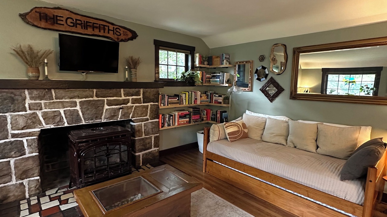 Photo of Livingroom in State College