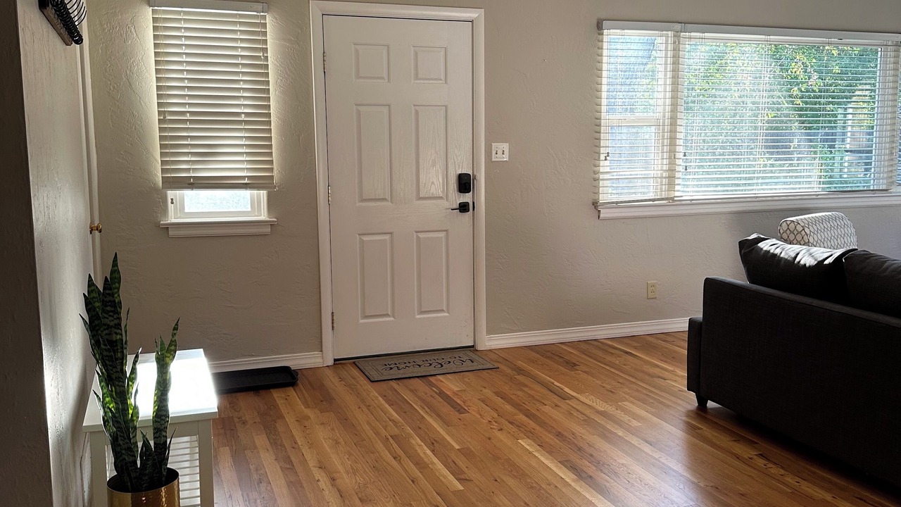 Photo of Livingroom in Depot Bench