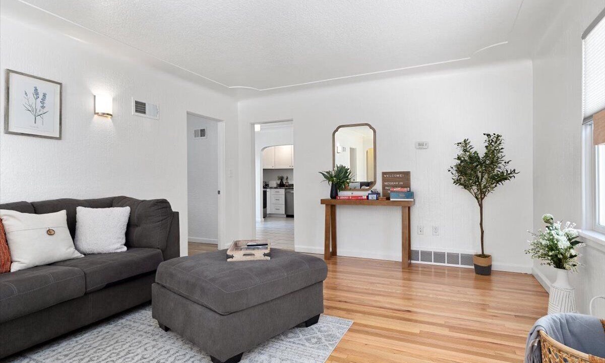 Photo of Livingroom in Central - Terry