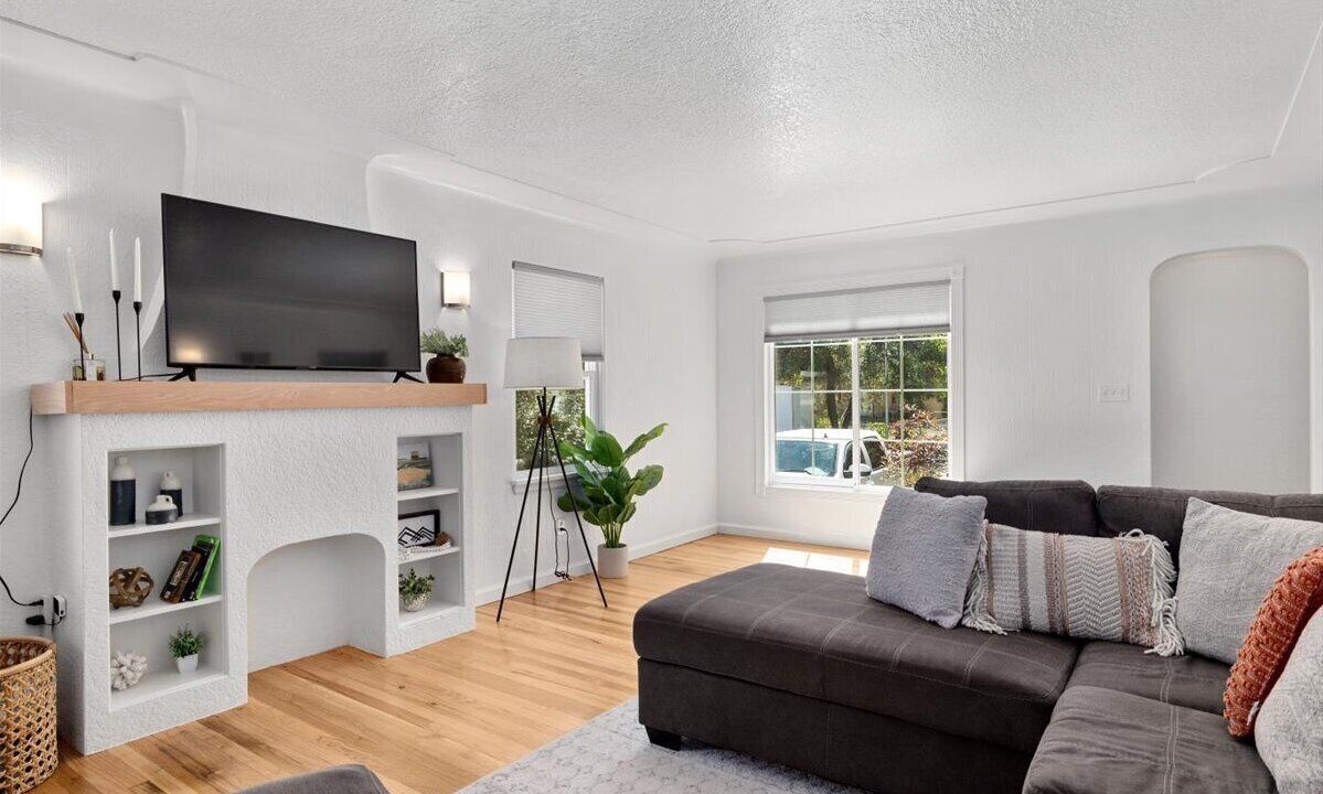 Photo of Livingroom in Central - Terry