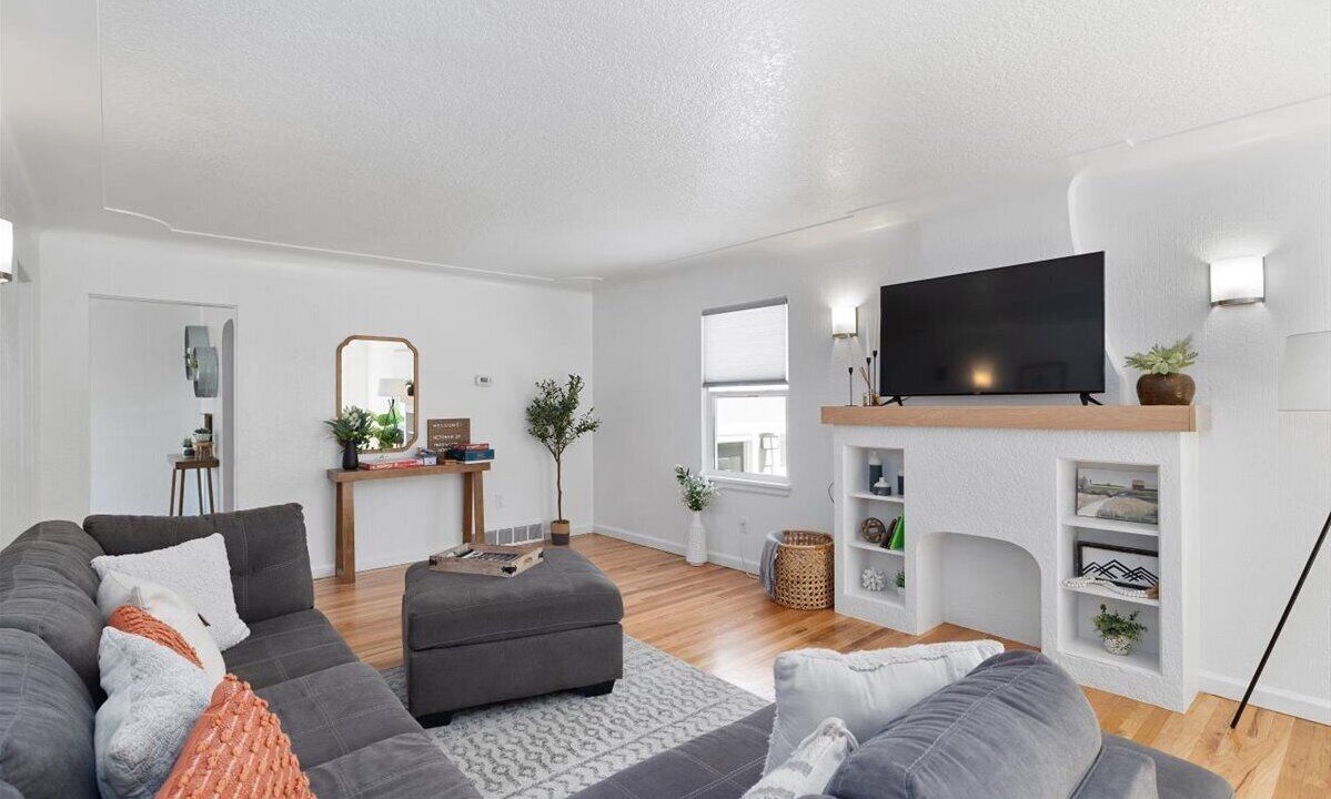 Photo of Livingroom in Central - Terry