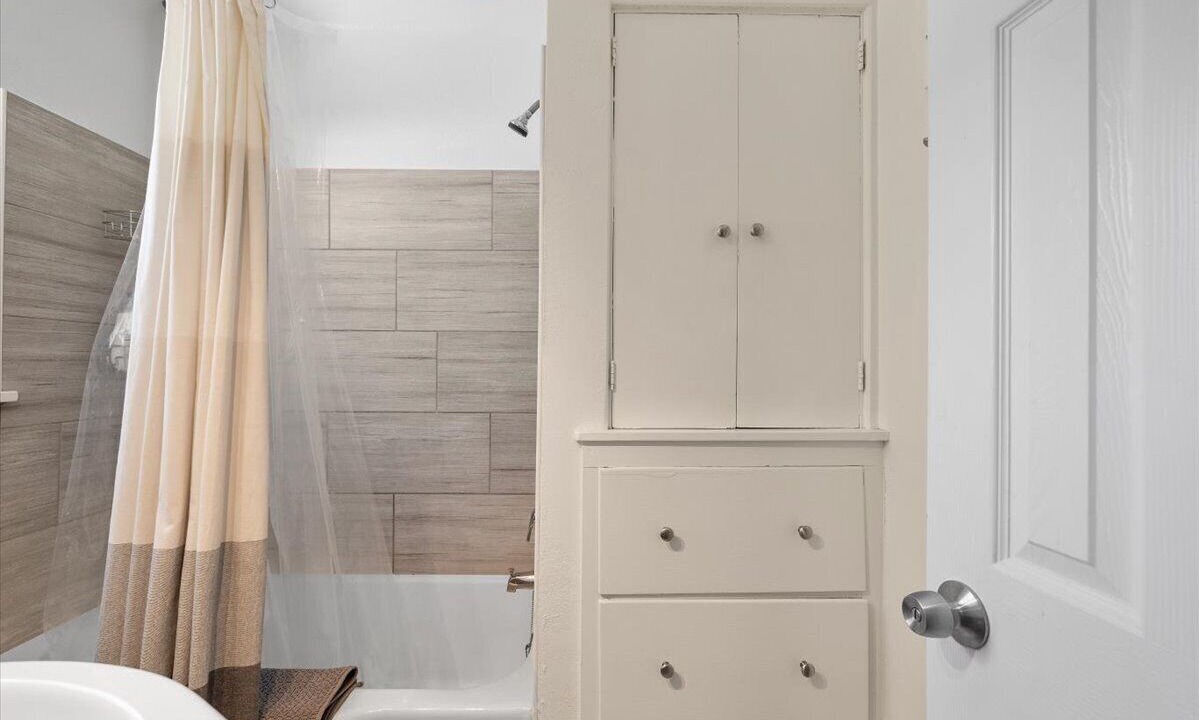 Photo of Bathroom in Central - Terry