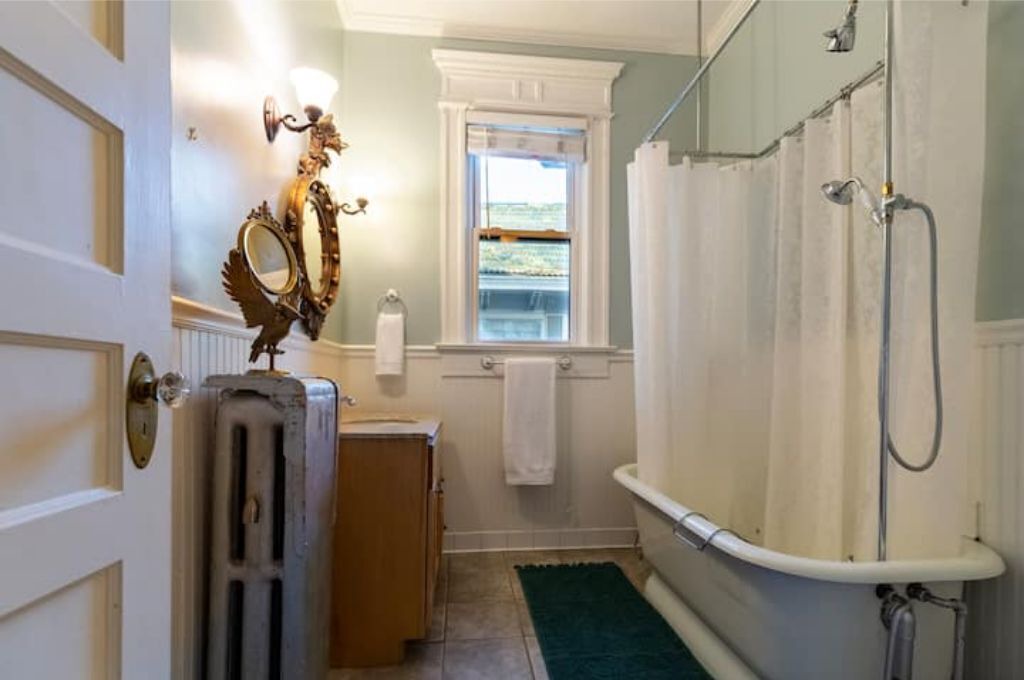 Photo of Bathroom in Central Gardens