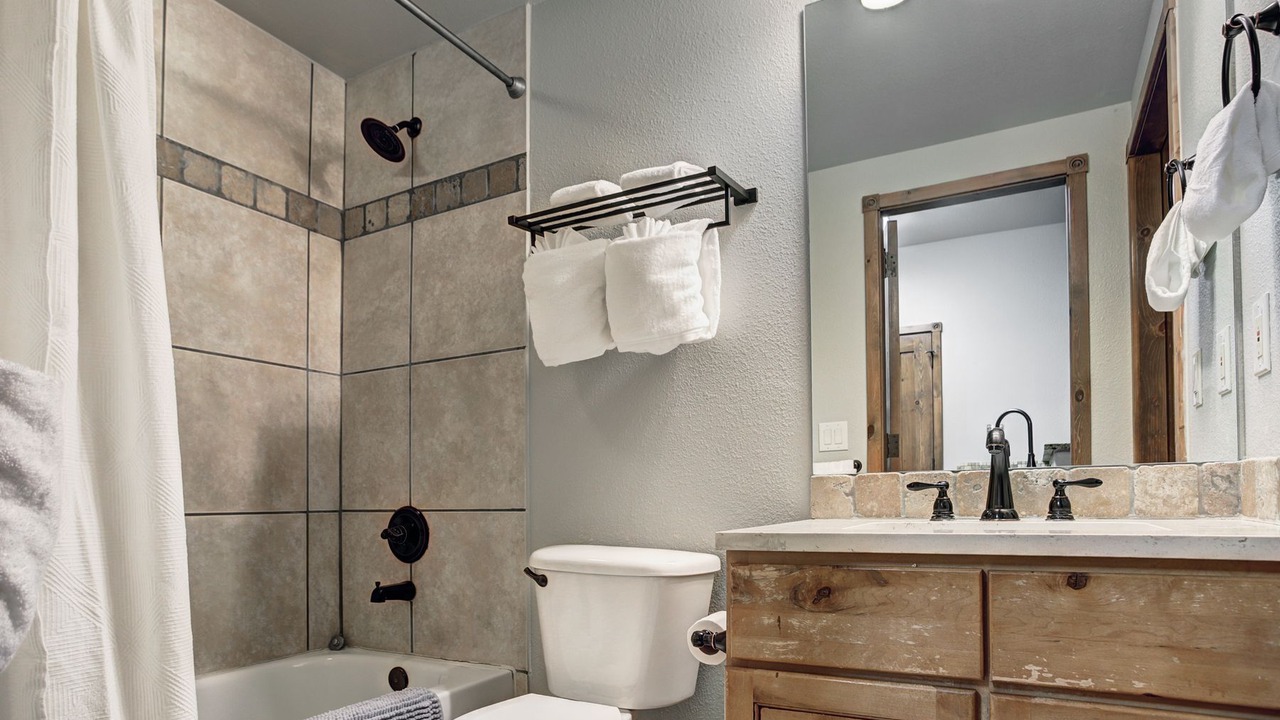 Photo of Bathroom in Four O'Clock
