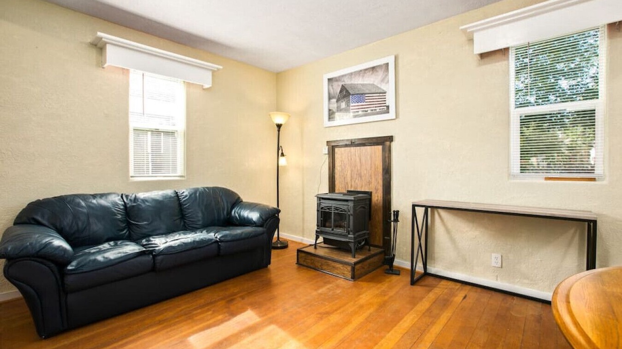 Photo of Livingroom in Central - Terry