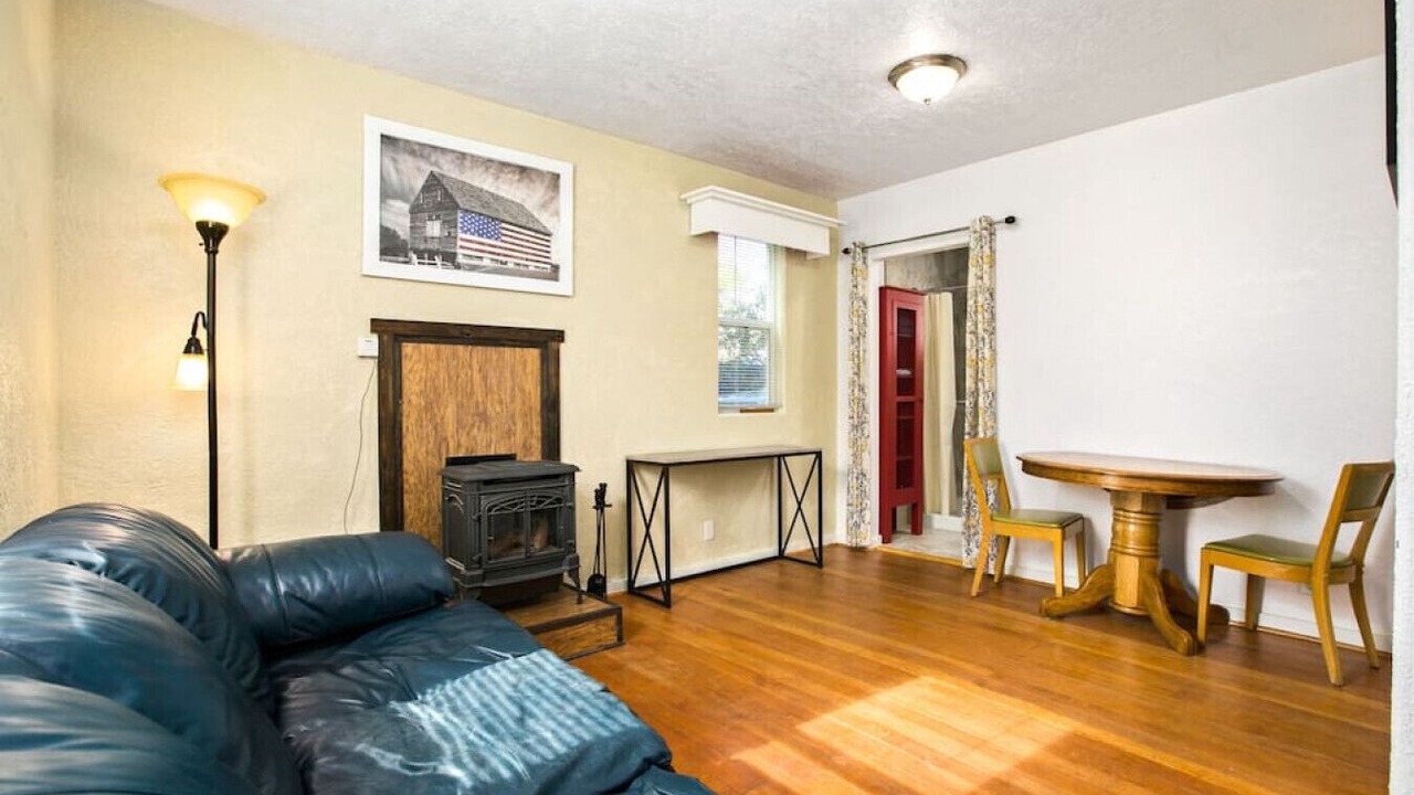 Photo of Livingroom in Central - Terry