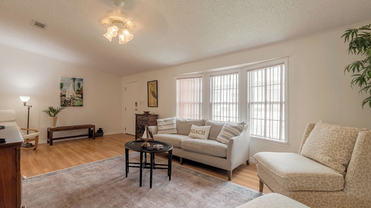 Photo of Livingroom in Edgewater