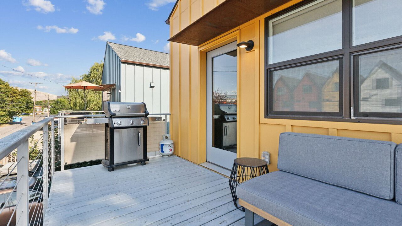 Photo of Patio Balcony in River Road